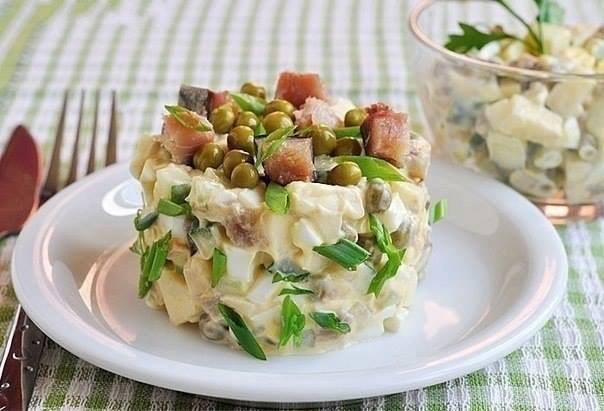 Слоеный салат со скумбрией