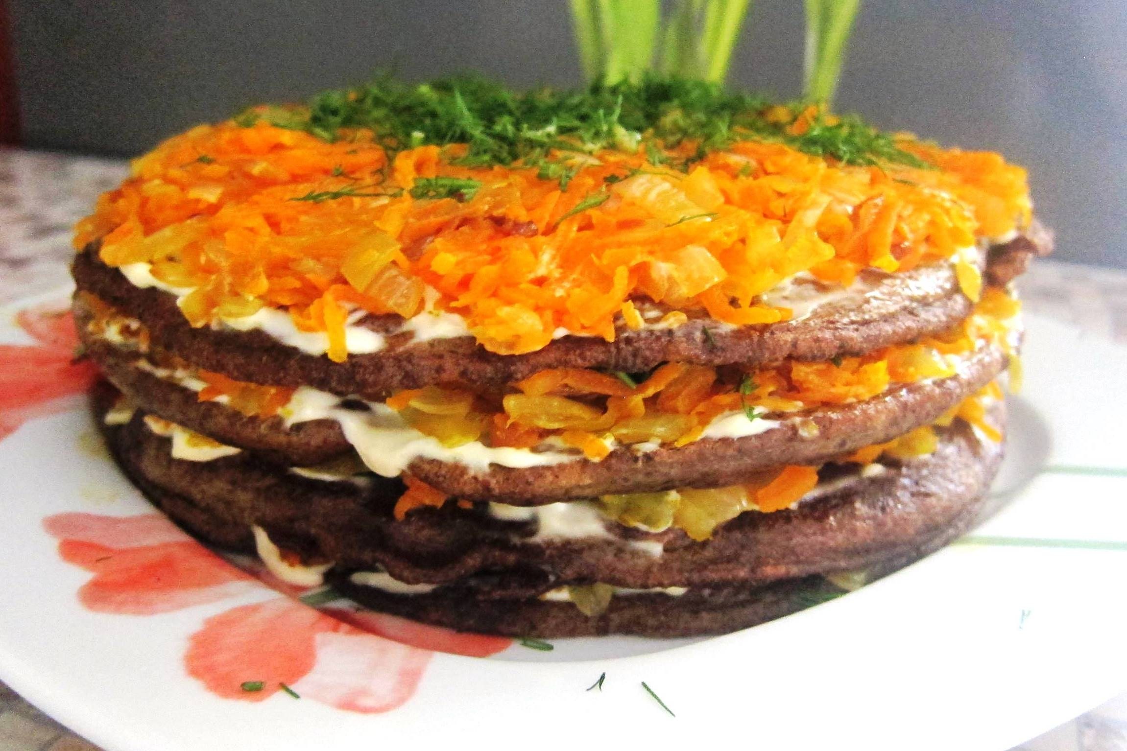 Просто кухня печеночный торт. Торт печеночный с морковью и луком слоями. Печёночный торт из говяжьей печени. Печеночный торт с морковью. Печеночный торт с луком и морковью.