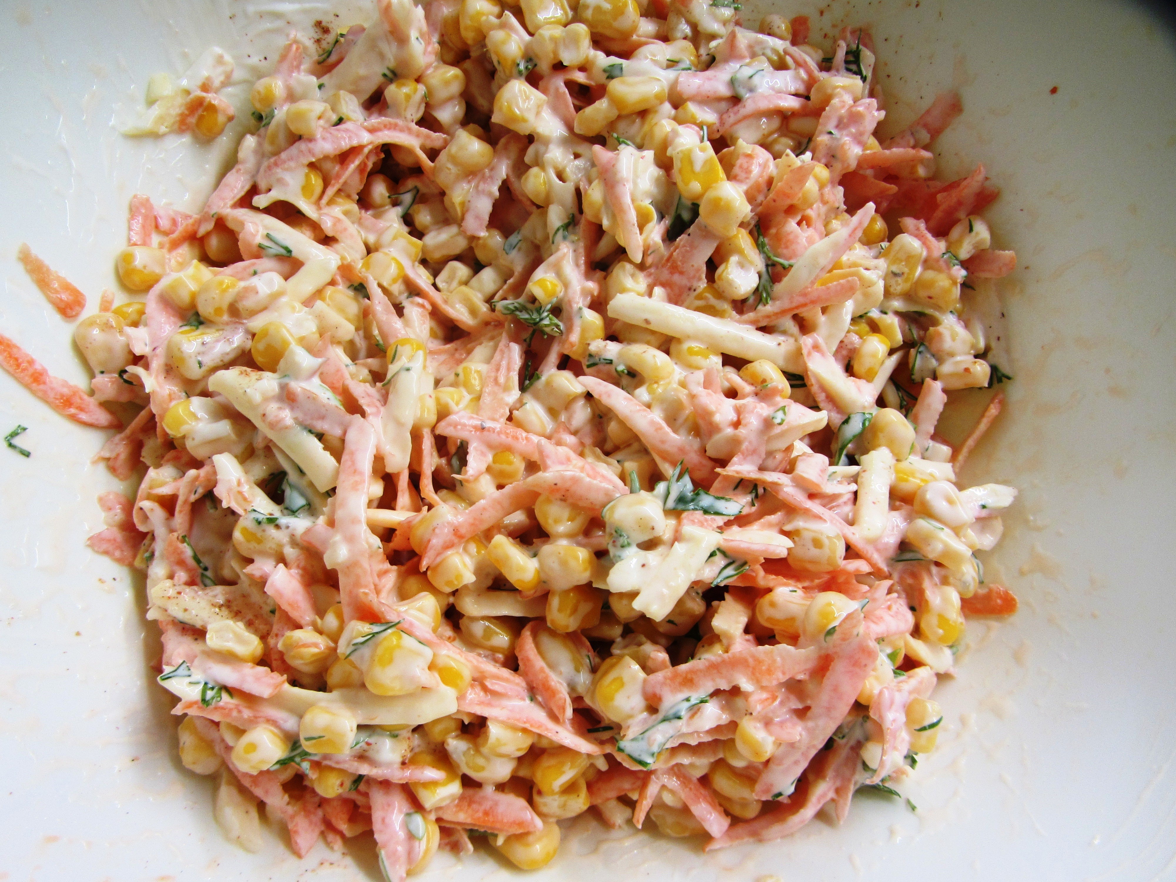 Крабовый салат с кукурузой и плавленым сыром