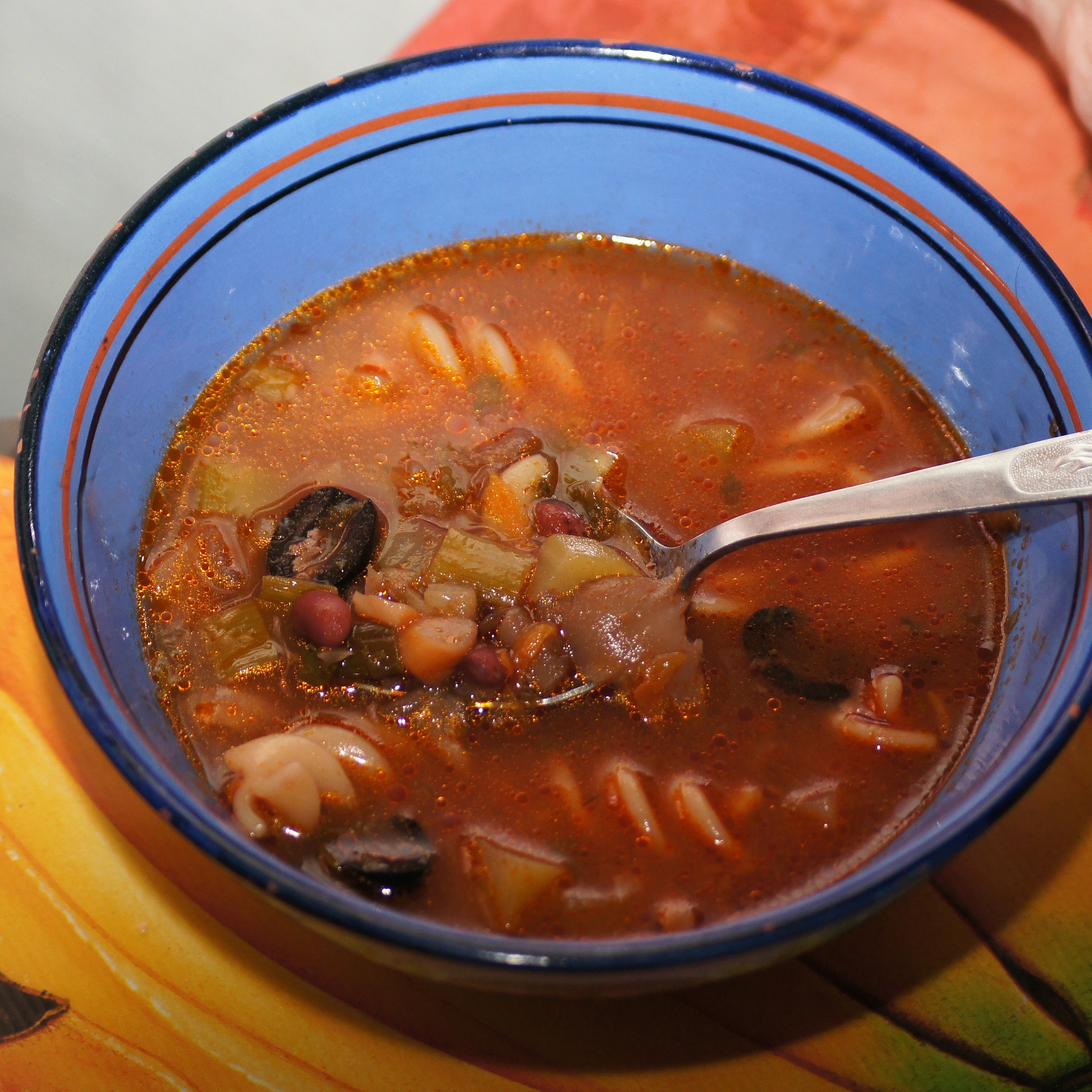 Томатный суп с красной фасолью и вешенками