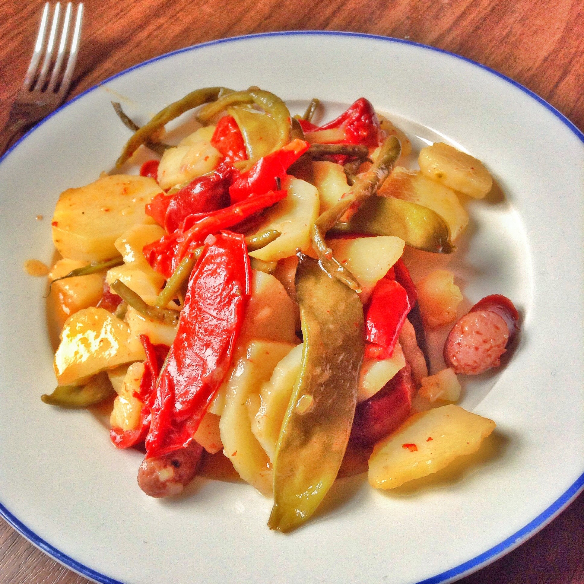 Запеченные овощи с сырокопчеными колбасками и гороховыми стручками