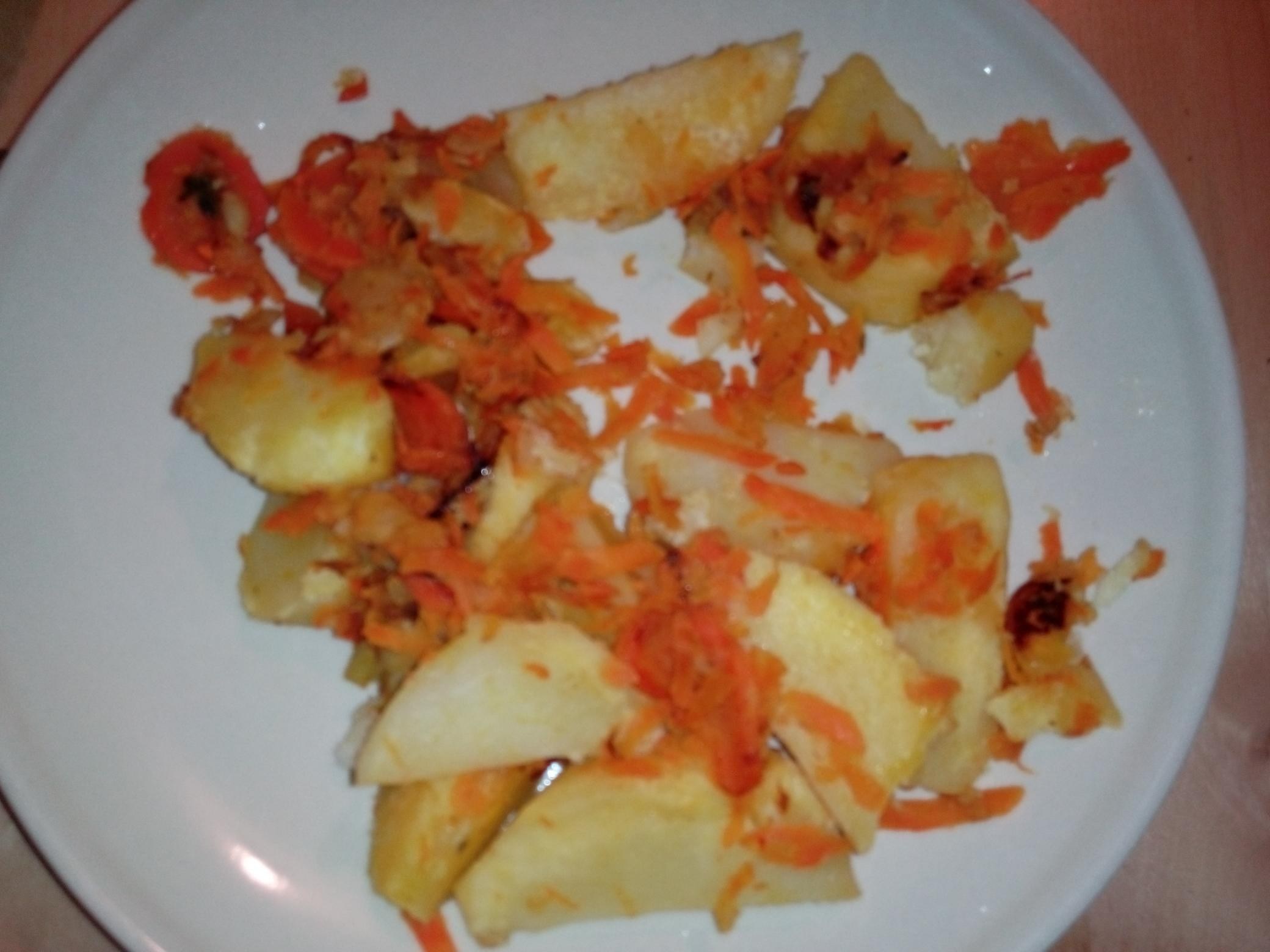 Картофель по-деревенски с яблоками и морковью