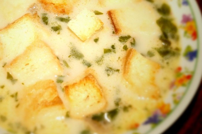 Сырный суп с курицей, шампиньонами и гренками