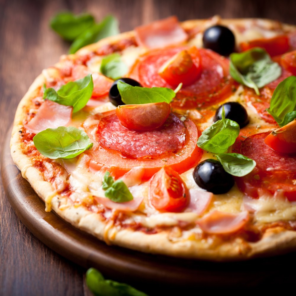 Домашняя пицца с колбасой, оливками и сыром