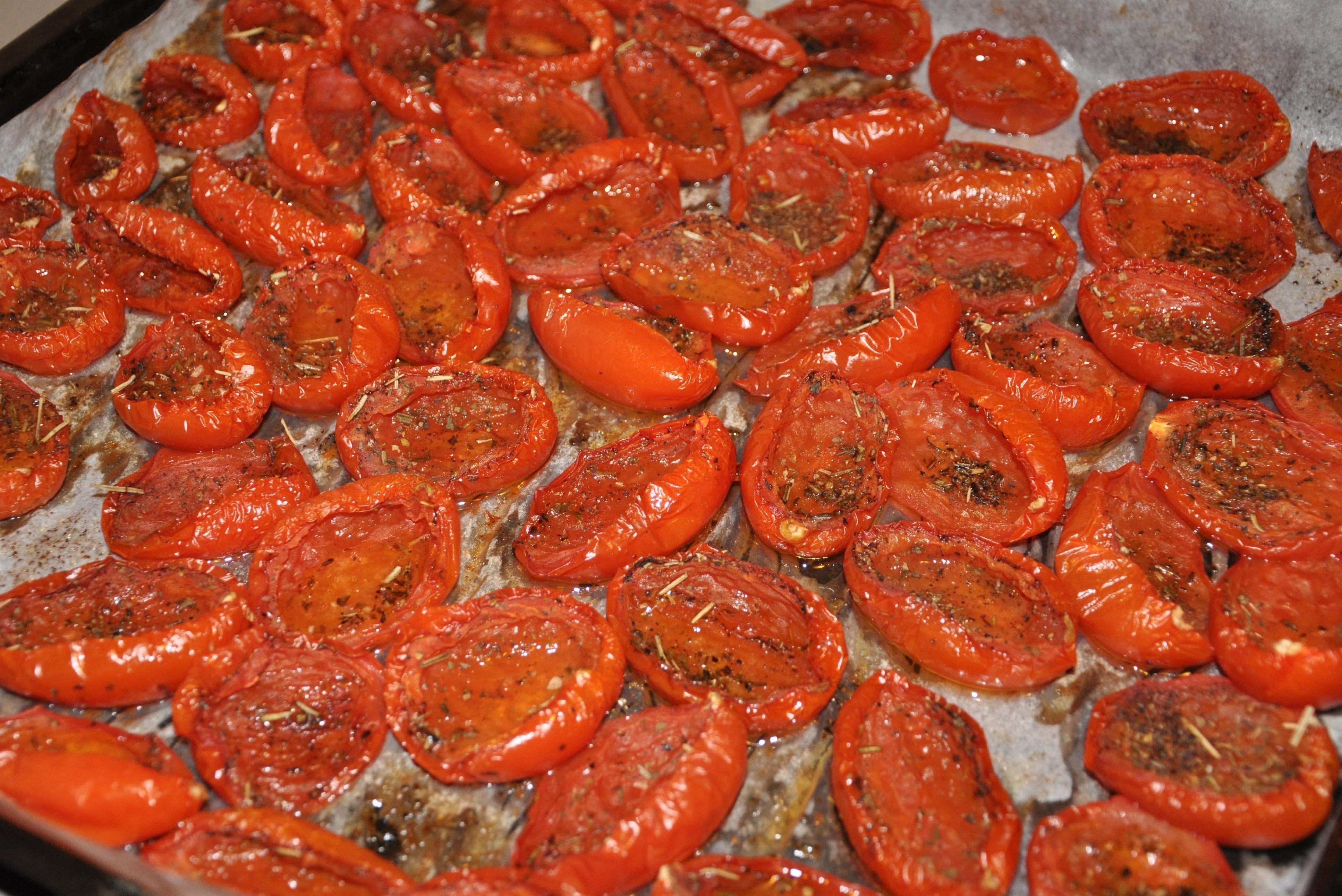 Вяленые томаты с пряными травами