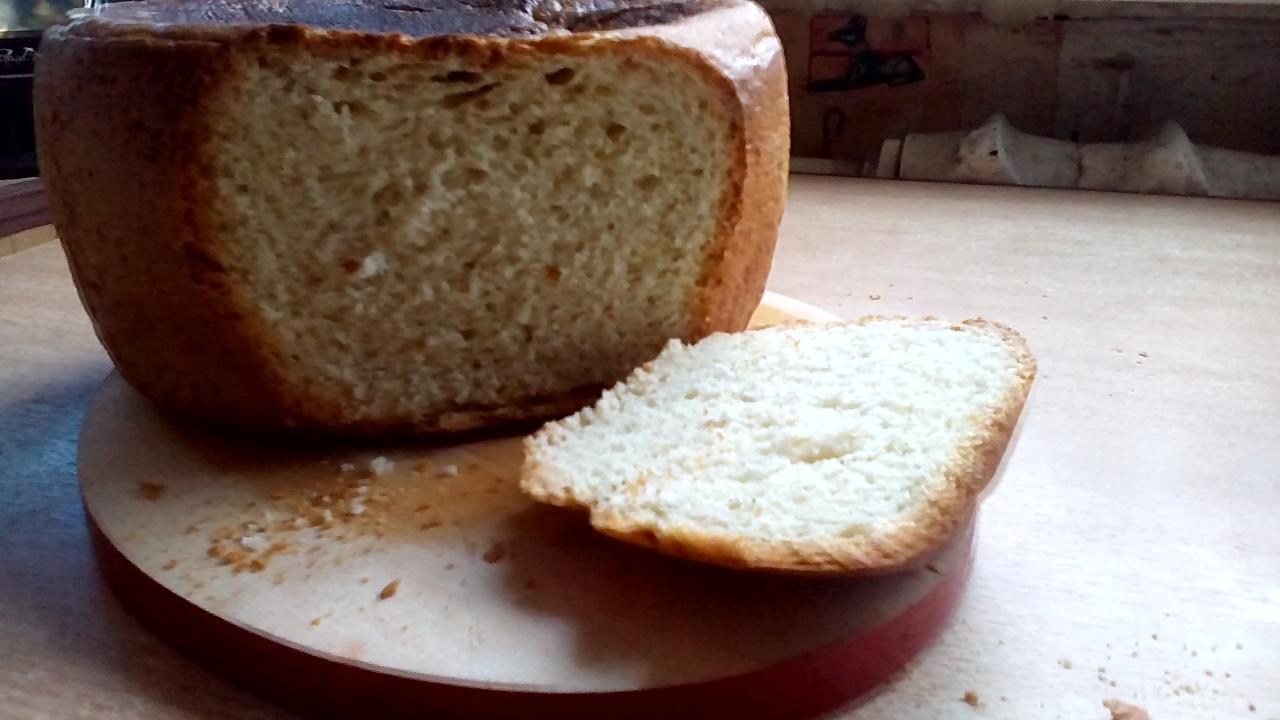 Хлеб простой рецепт на сковороде. Хлеб пшеничный дрожжевой. Дрожжевой хлеб в мультиварке. Полости в хлебе. Хлеб на сковороде, пшеничный.