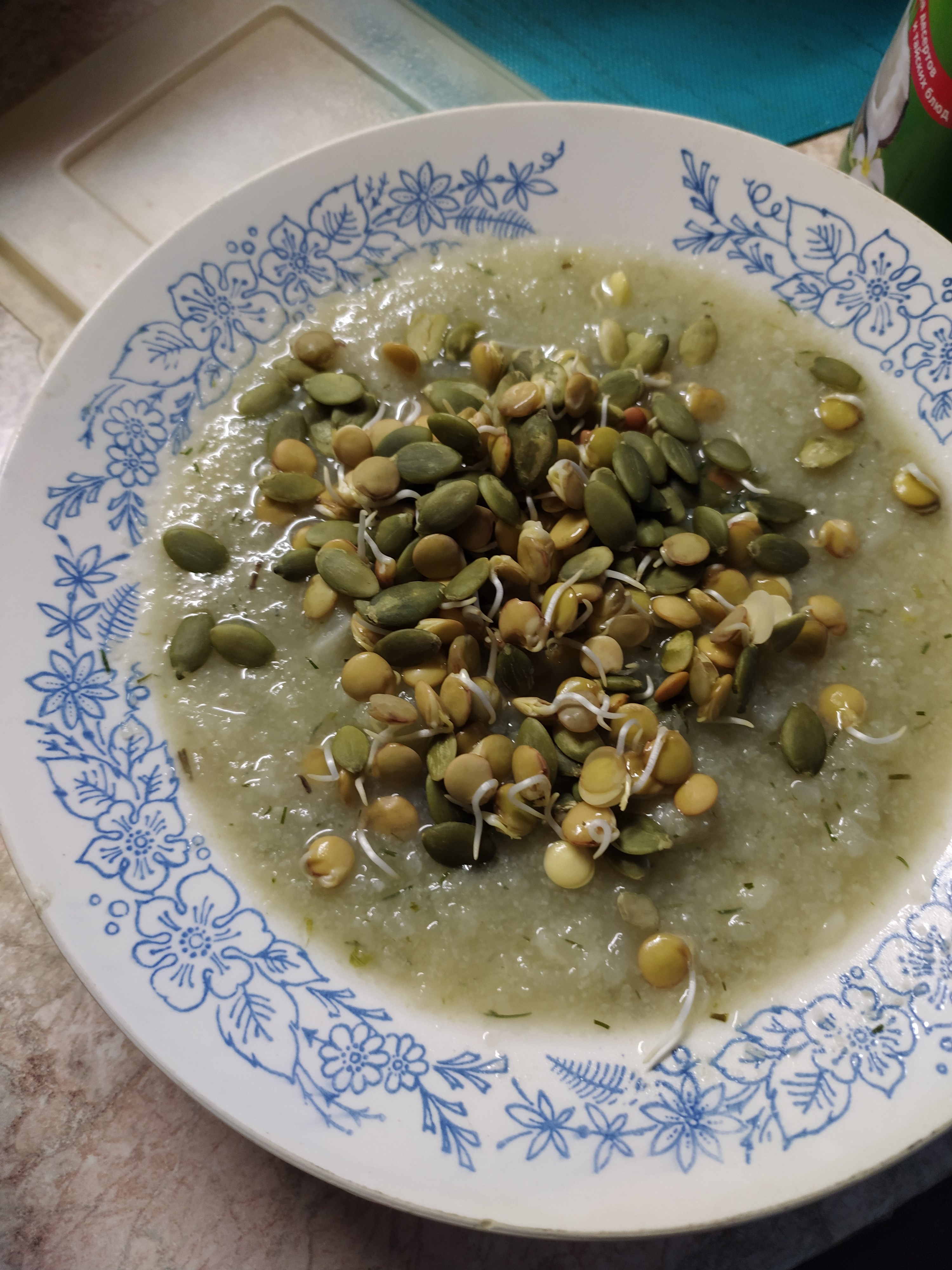 Суп-пюре из спаржи с яйцом-пашот и тостом