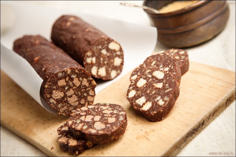 Шоколадная колбаска из печенья с орехами