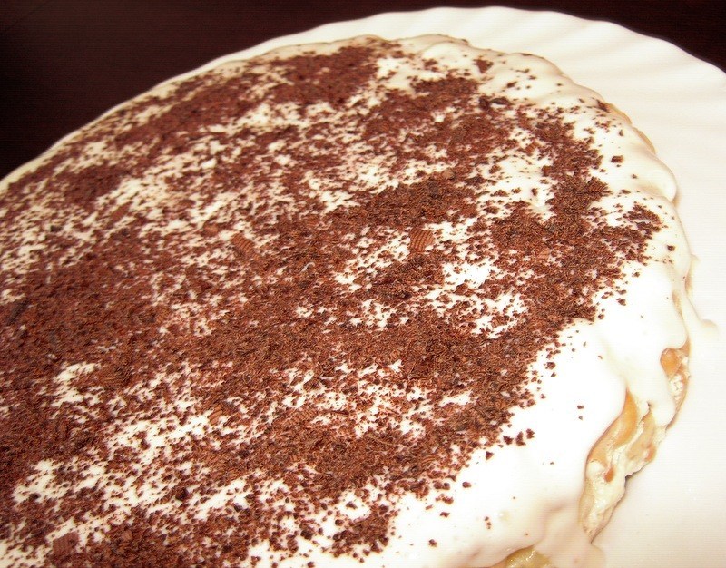 Двухслойный сметанный торт из крекеров с орехами