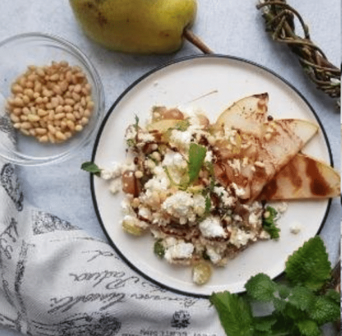 Салат с креветками, виноградом и кедровыми орешками – кулинарный рецепт