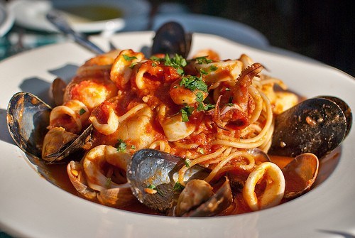 Паста Pasteroni с морепродуктами в сливочно-томатном соусе