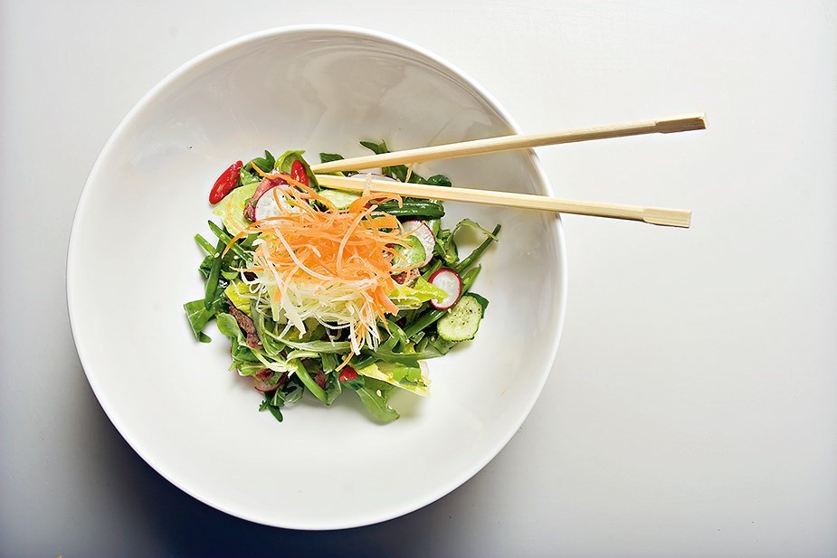 Азиатский салат из говядины с кунжутной заправкой