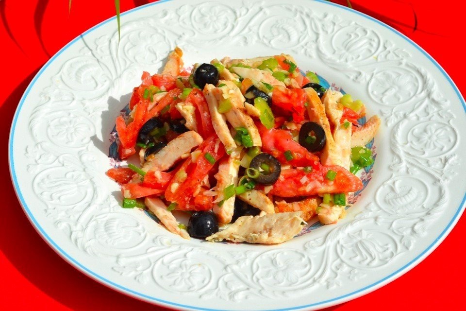 Салат из курицы с оливками и помидорами