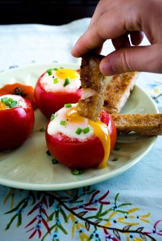 Яйца в помидорах с зеленым луком