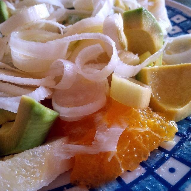 Салат из апельсина, авокадо, цитрона и лука-порея