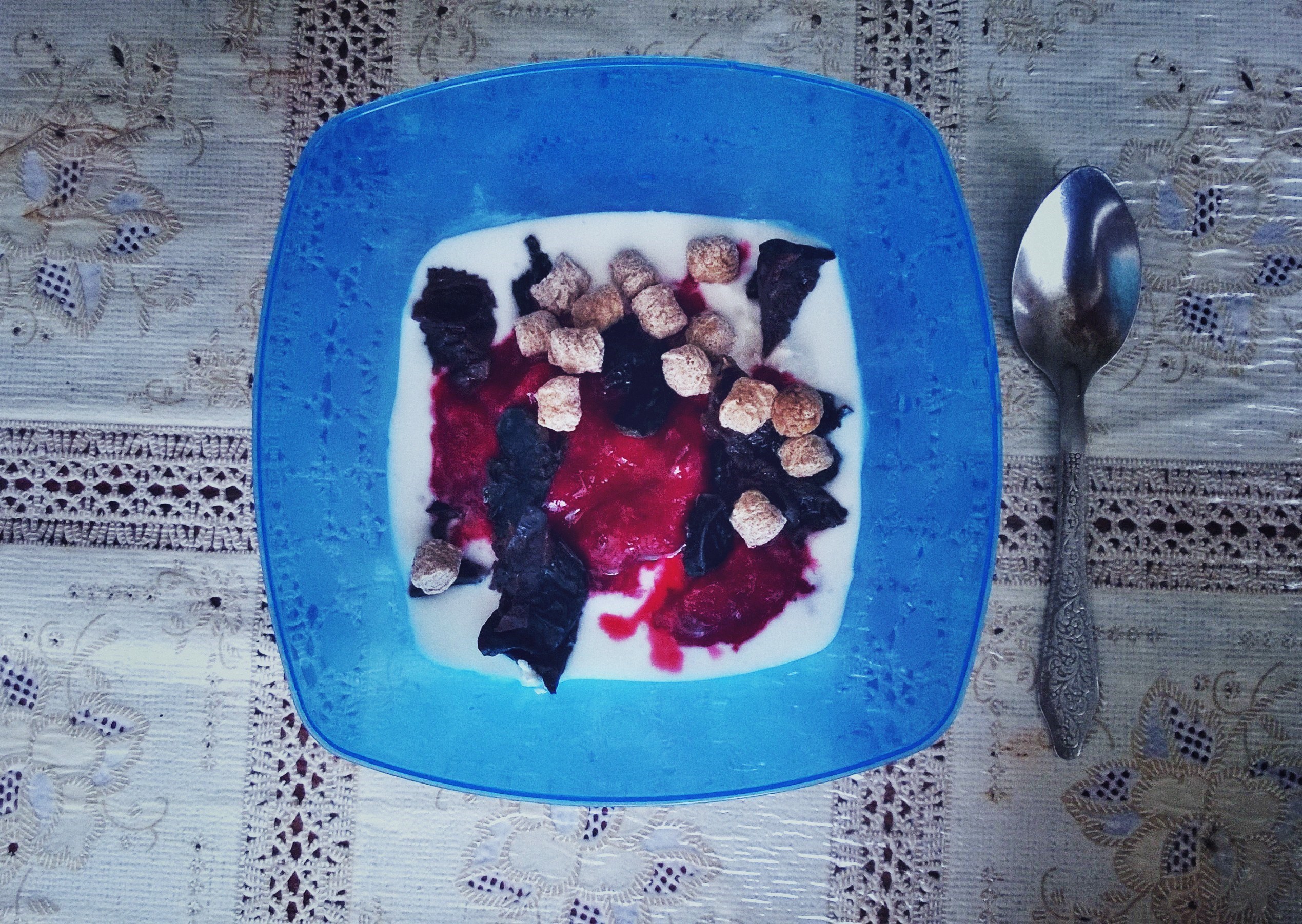 Творожный завтрак с замороженной вишней и чернослива