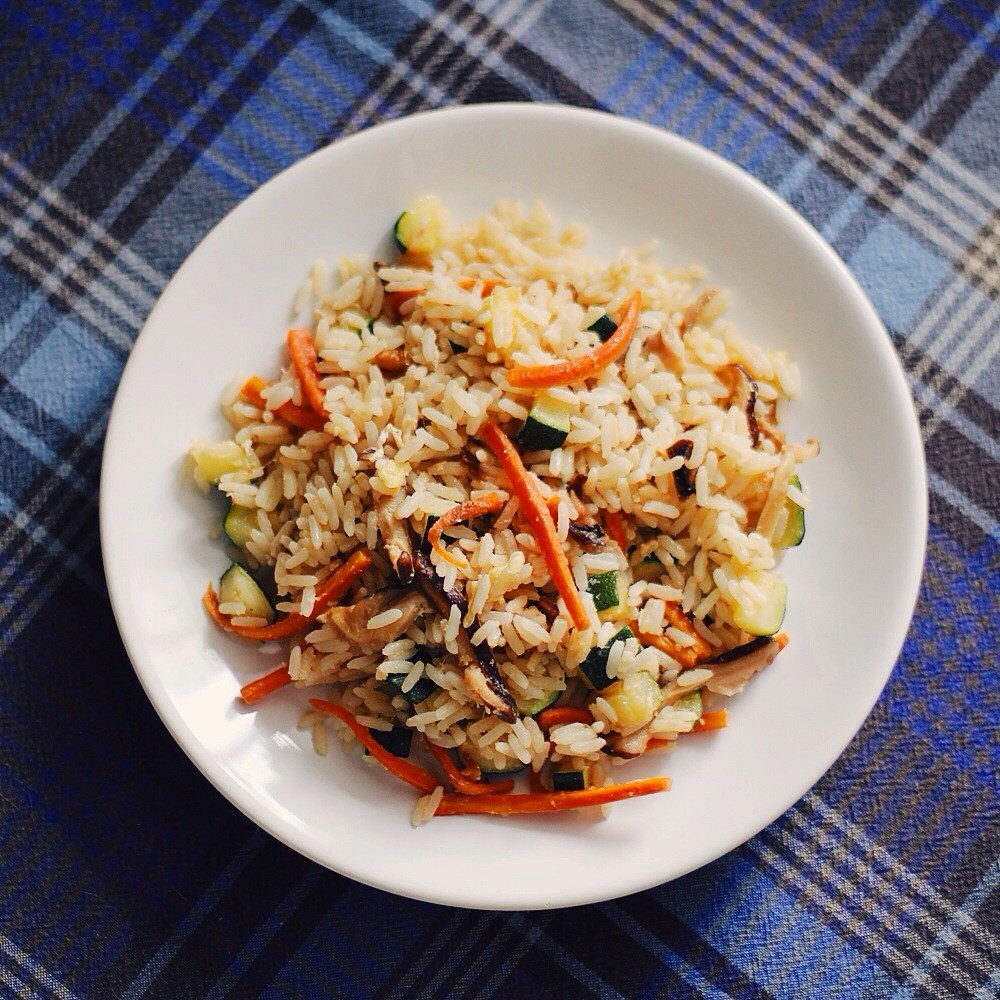 Жареный рис по-китайски с овощами и грибами