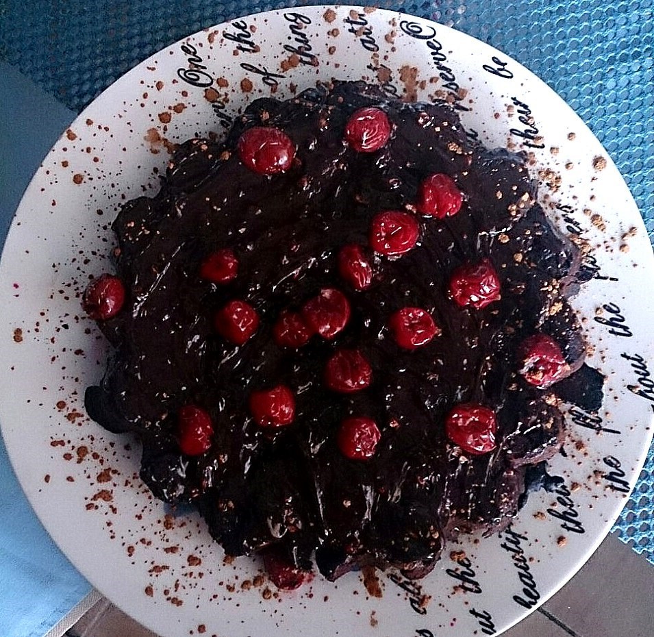 Шоколадный торт с вишней и кофе
