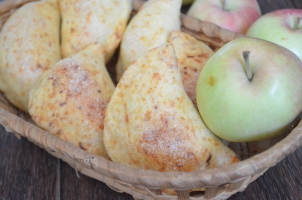 Яблочные пирожки из сырного теста