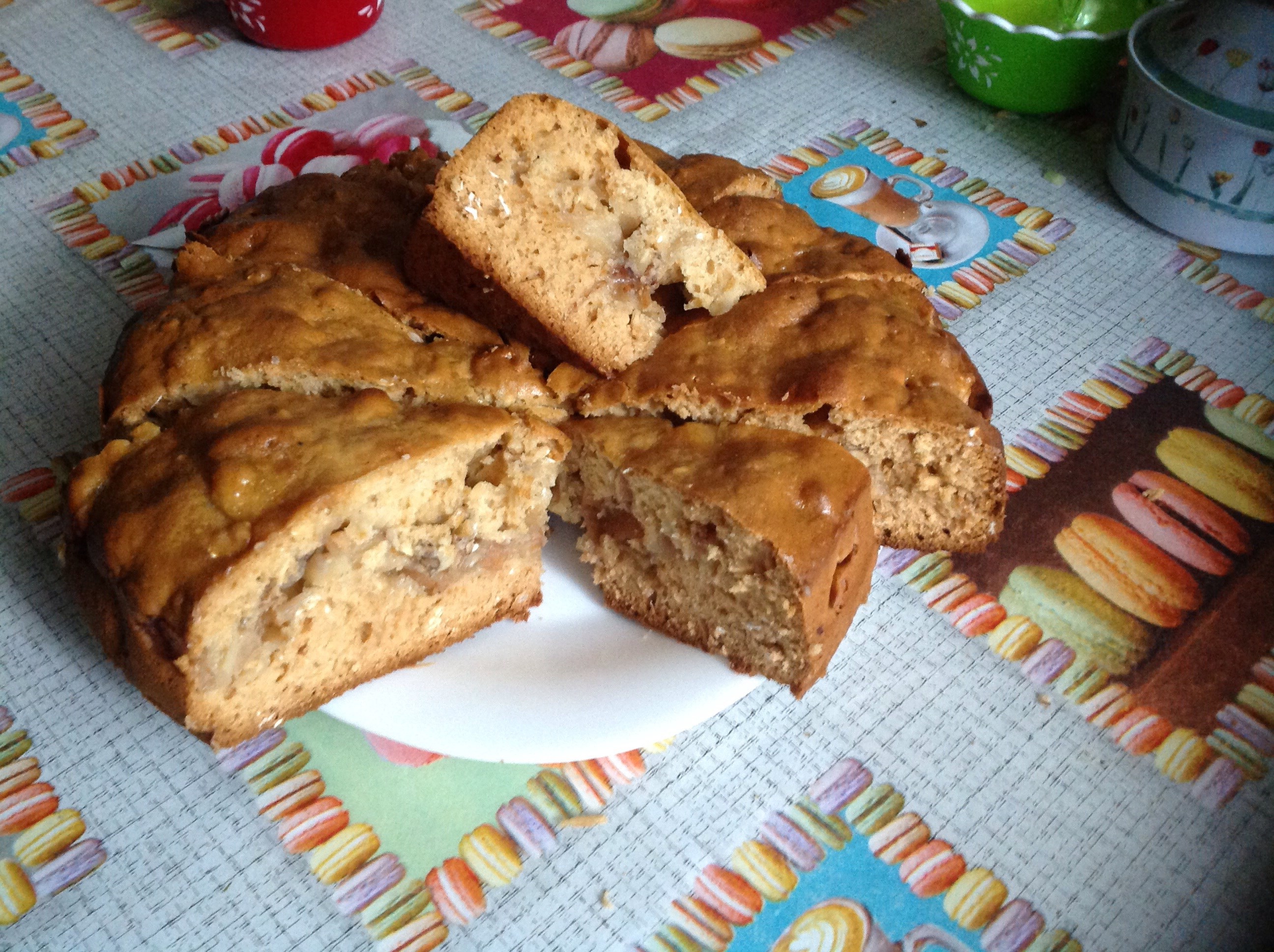 Медовый пирог с овсяными хлопьями, яблоками, миндалем и изюмом