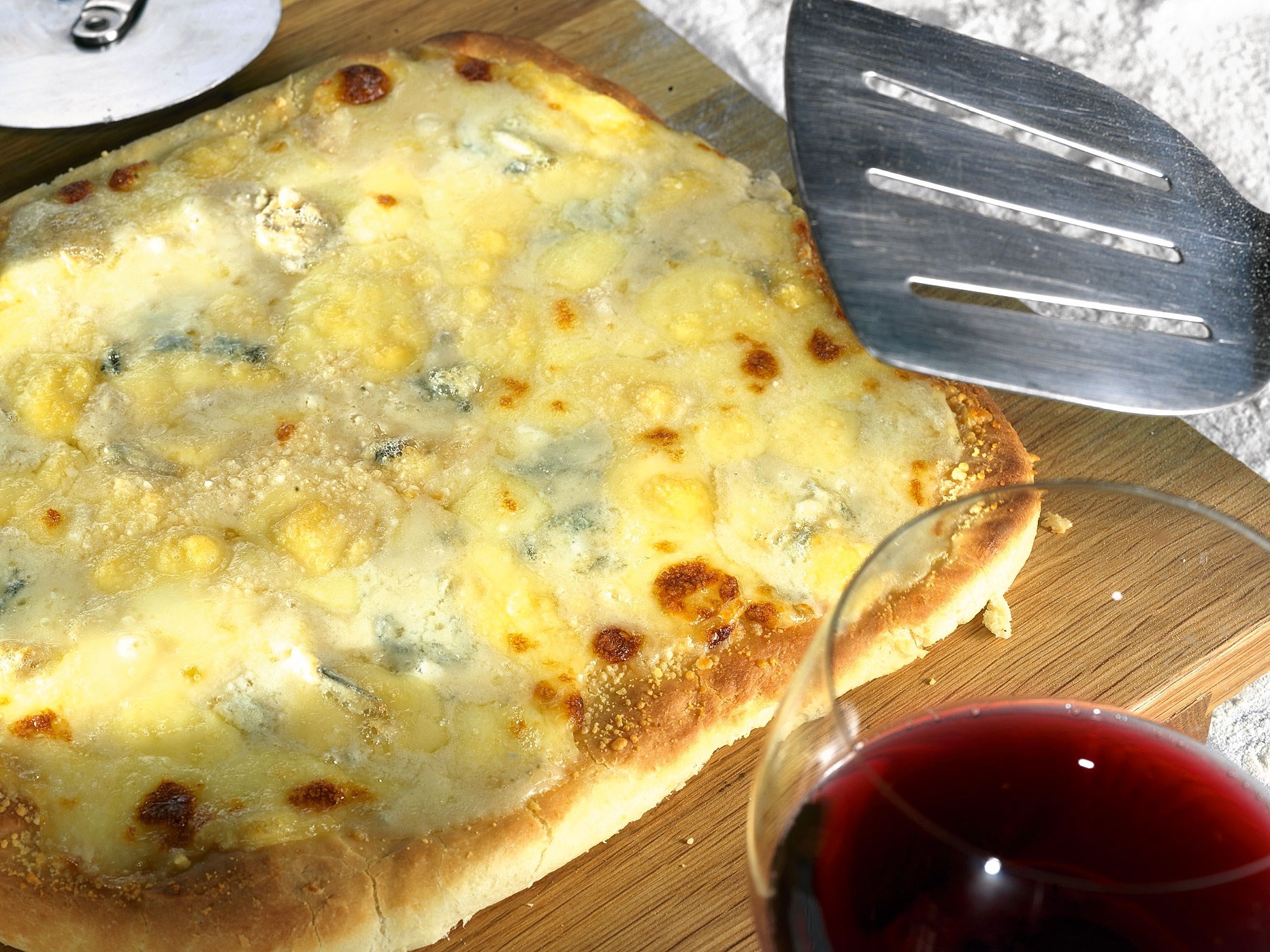 Пицца «Четыре сыра» на оливковом масле