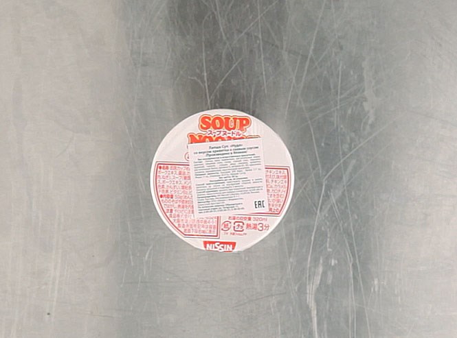 Лапша «Суп Нудл» со вкусом креветки и соевым соусом. Soup Noodle — еще одна марка Nissin. В бульоне растительные жиры, крахмал, соевый соус, куриный порошок, свинина в каком-то препарированном виде, яйца, витамины, соевый белок, натуральные красители — паприка, карамель, каротиновый. И еще есть настоящие сушеные креветки. В Москве в одном и том же магазине могут стоять рядом стаканчики Soup Noodle, сделанные в Индонезии и в Японии; первые в два раза дешевле вторых. Эта лапша — японская, 225 рублей.