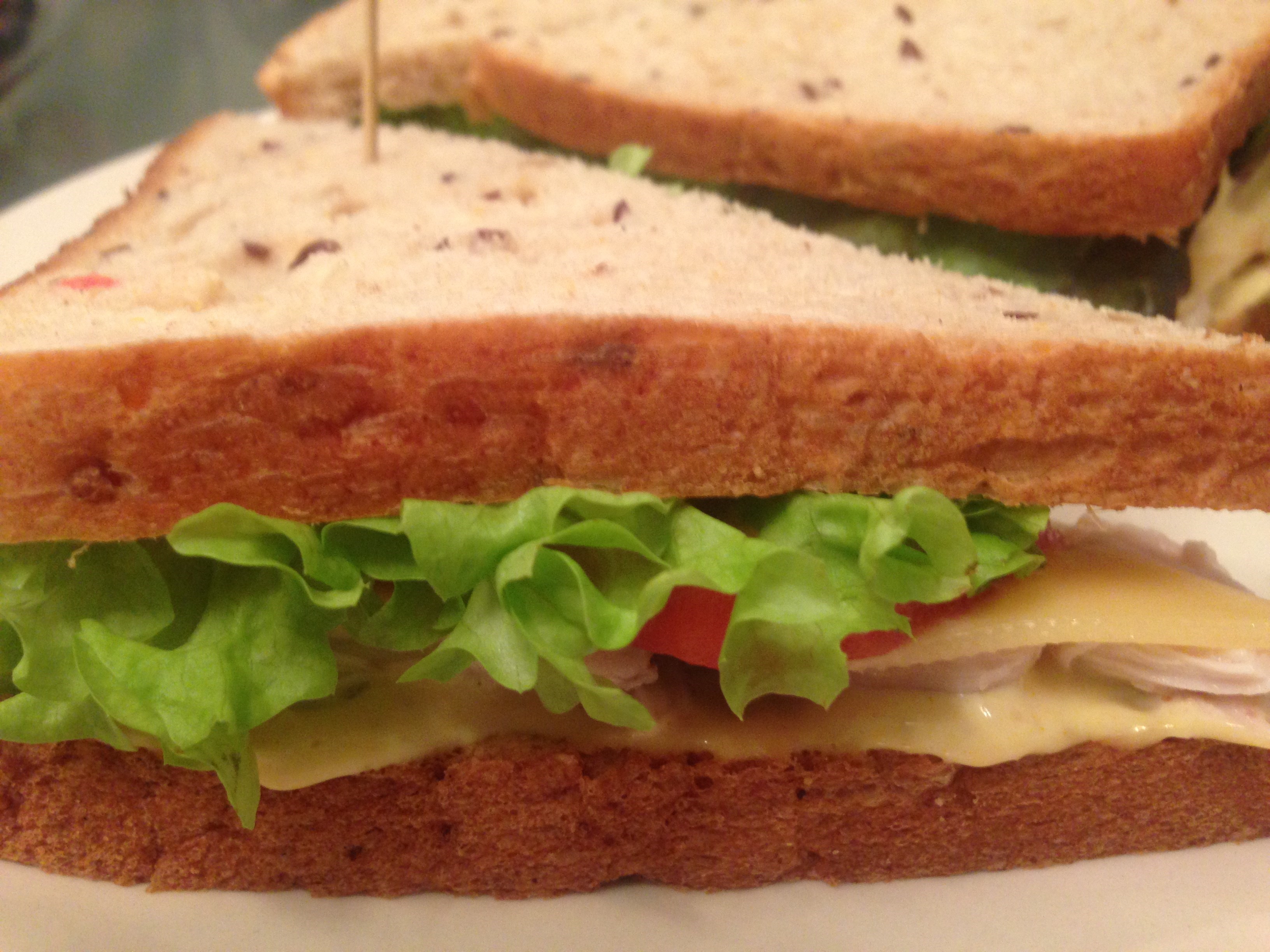 Сэндвич-гриль с ветчиной, сыром и помидорами