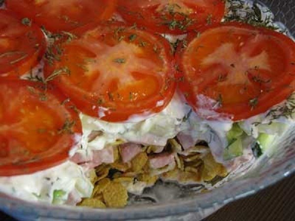 Салат с огурцами, помидорами и кукурузными хлопьями «Радуга»