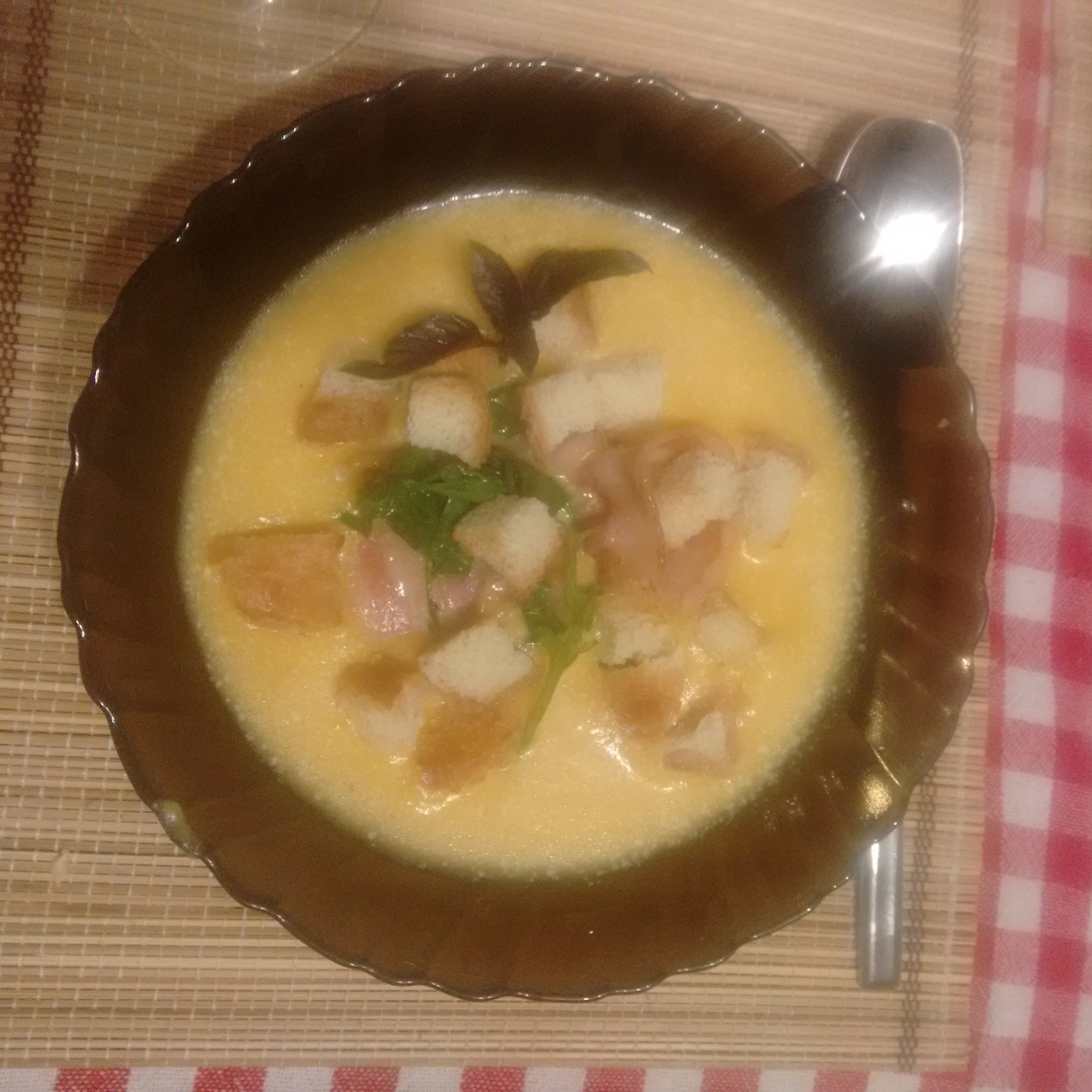 Крем-суп из тыквы с беконом, рукколой и крутонами