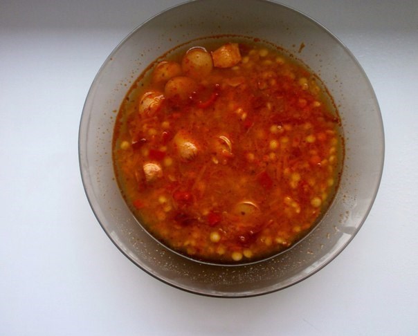 Пряный чечевичный суп с копчеными сосисками