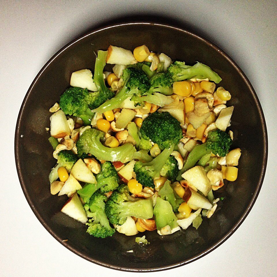 Рецепт куриного салата с брокколи, кукурузой и мандаринами: доступно, вкусно, полезно!