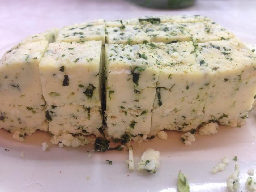 Домашний сыр из кефира и молока с зеленью