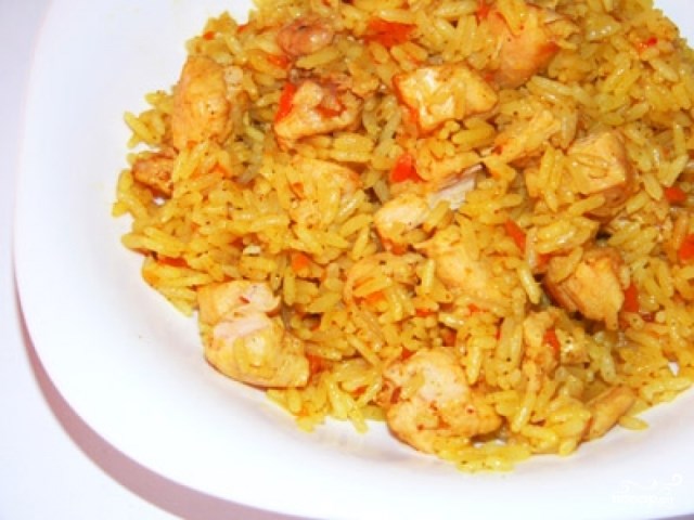 Плов с курицей и рисом на сковороде