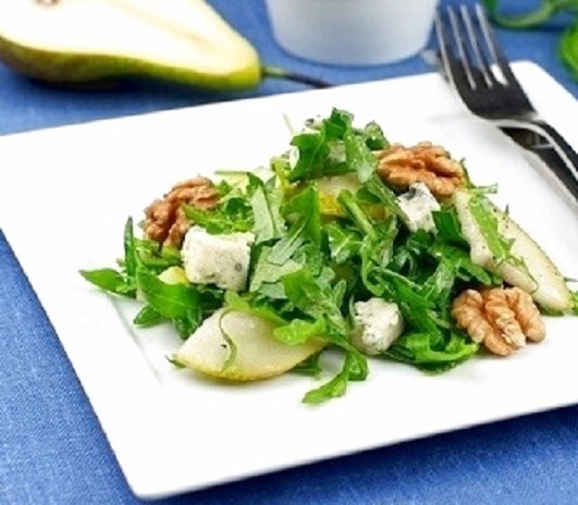Салат с грушами, рукколой и сыром