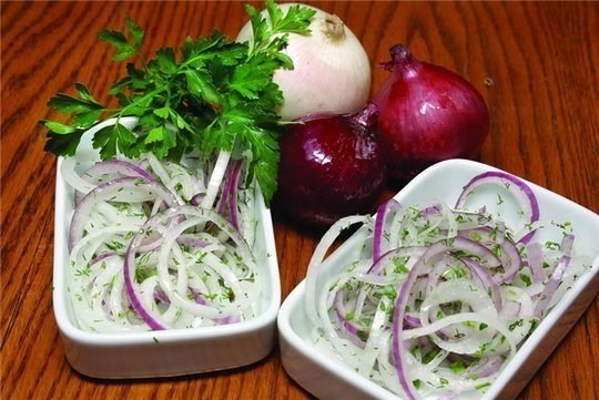 Салат с маринованным луком – 15 рецептов