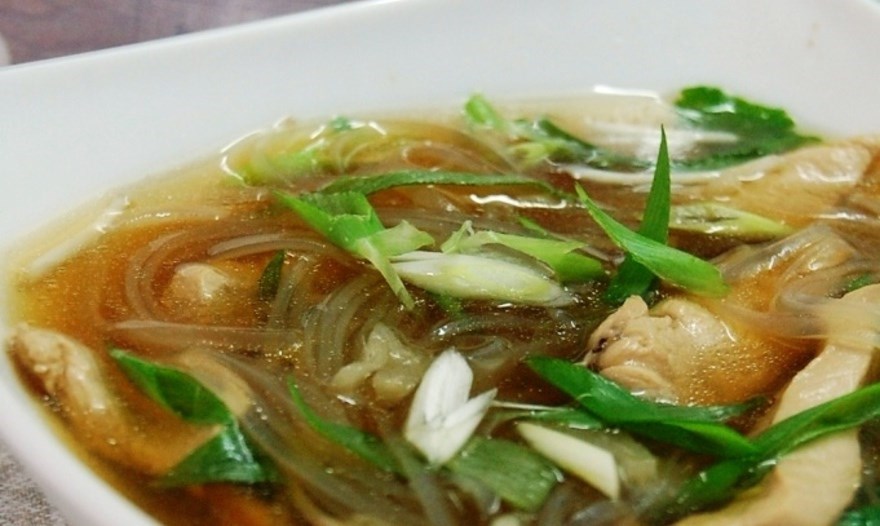 Чтобы приготовить «Тайский суп карри с курицей и кокосовым молоком» нужны следующие ингредиенты: