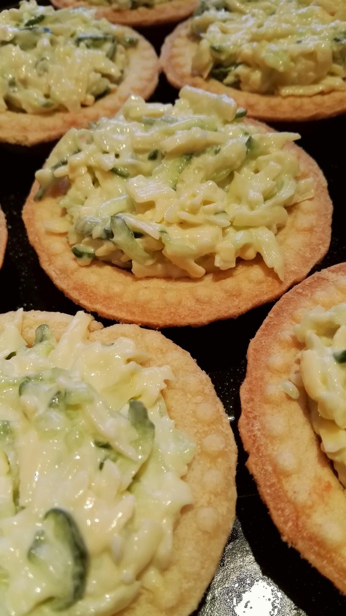 Тарталетки с сыром и чесноком и яйцом. Тарталетки смчксноком. Тарталетки с сыром чесноком яйцом. Тарталетки с сыром и чесноком. Тарталетки с салатом из курицы.