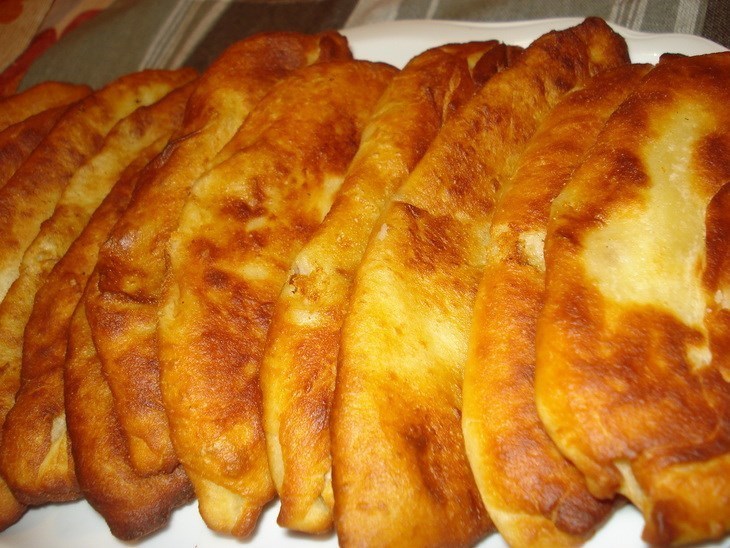 Дрожжевые пирожки с картошкой на сковороде