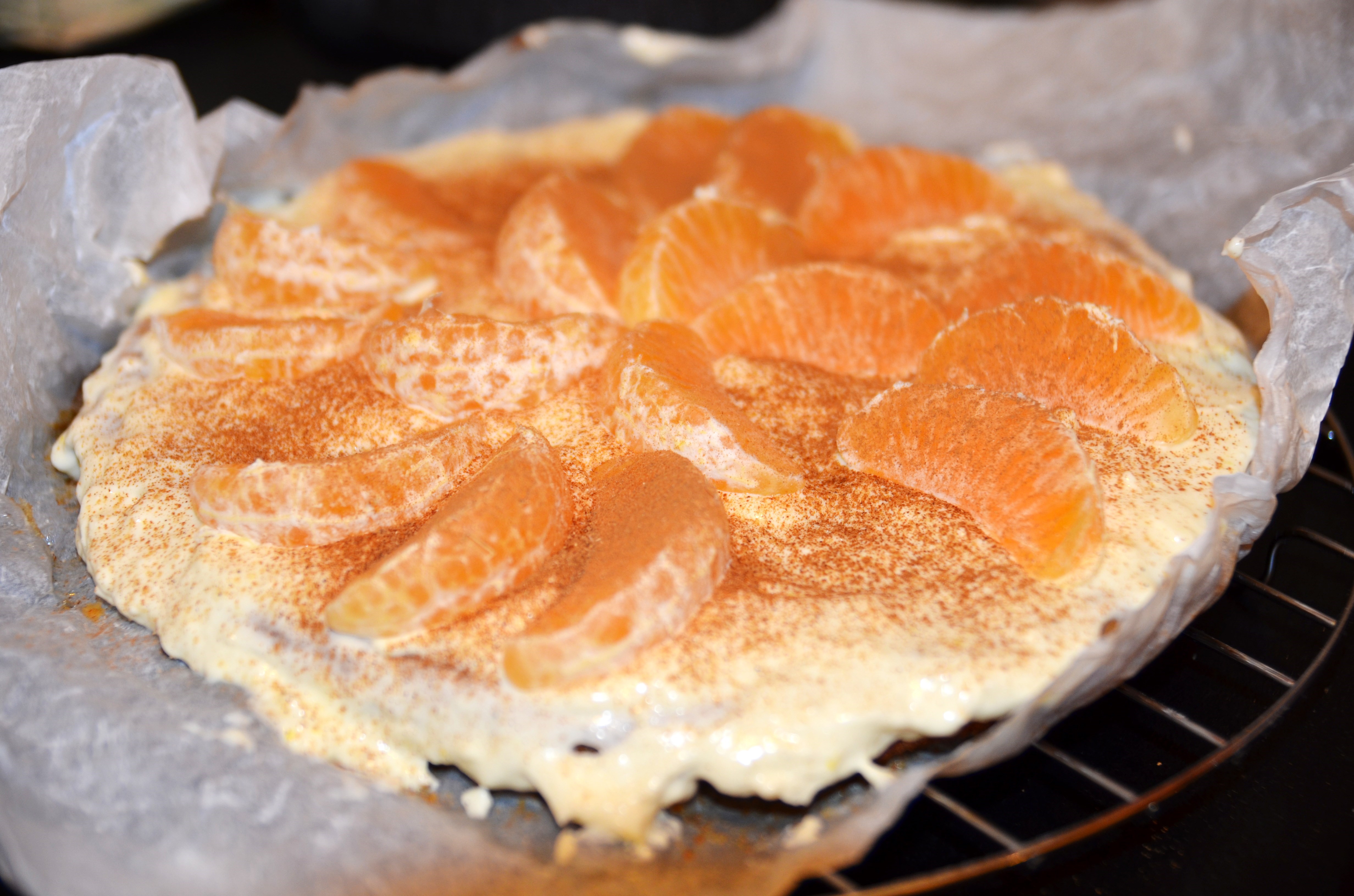 Простые рецепты пирог с мандаринами. Мандариновый пирог. Пирог с мандаринами на сковороде. Пирог из мандарин на сковороде. Пирог с жареными мандаринами на сковороде.