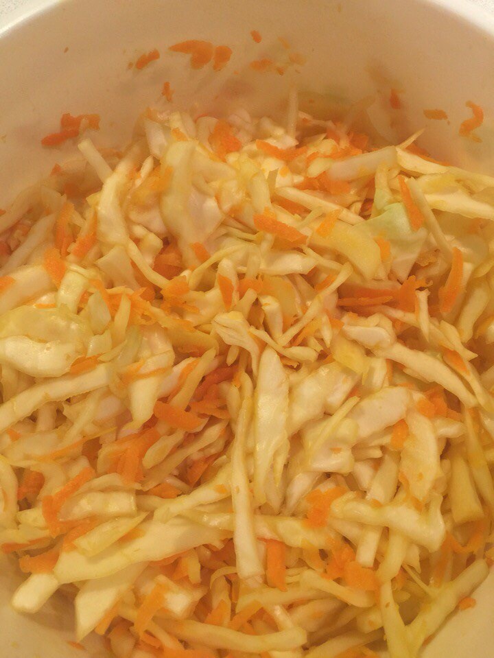 Витаминный салат с морковью и капустой
