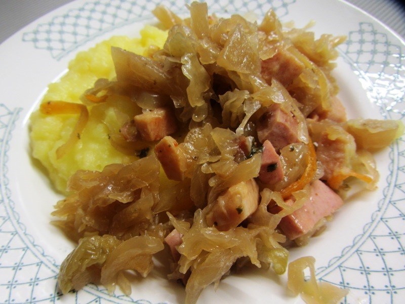 Приготовление капусты, тушенной с копченым беконом, свининой и помидорами.