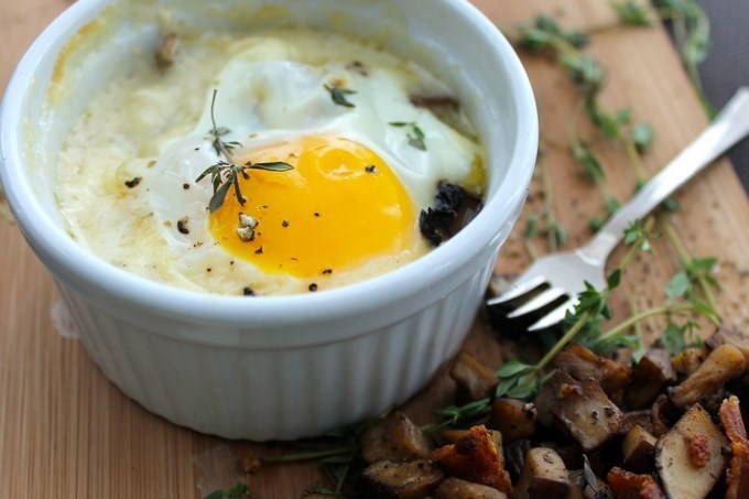 Печеная яичница с пармезаном и прованскими травами