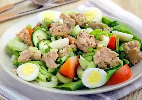 Рецепт: Салат из печени трески - с зеленым луком.