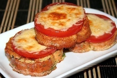 Горячие бутерброды с колбасой, сыром и помидорами . Рецепт с фото