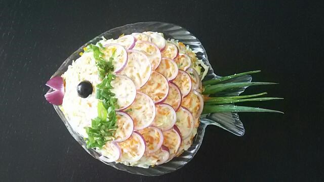 Слоёный салат с красной рыбой и рисом - Лайфхакер