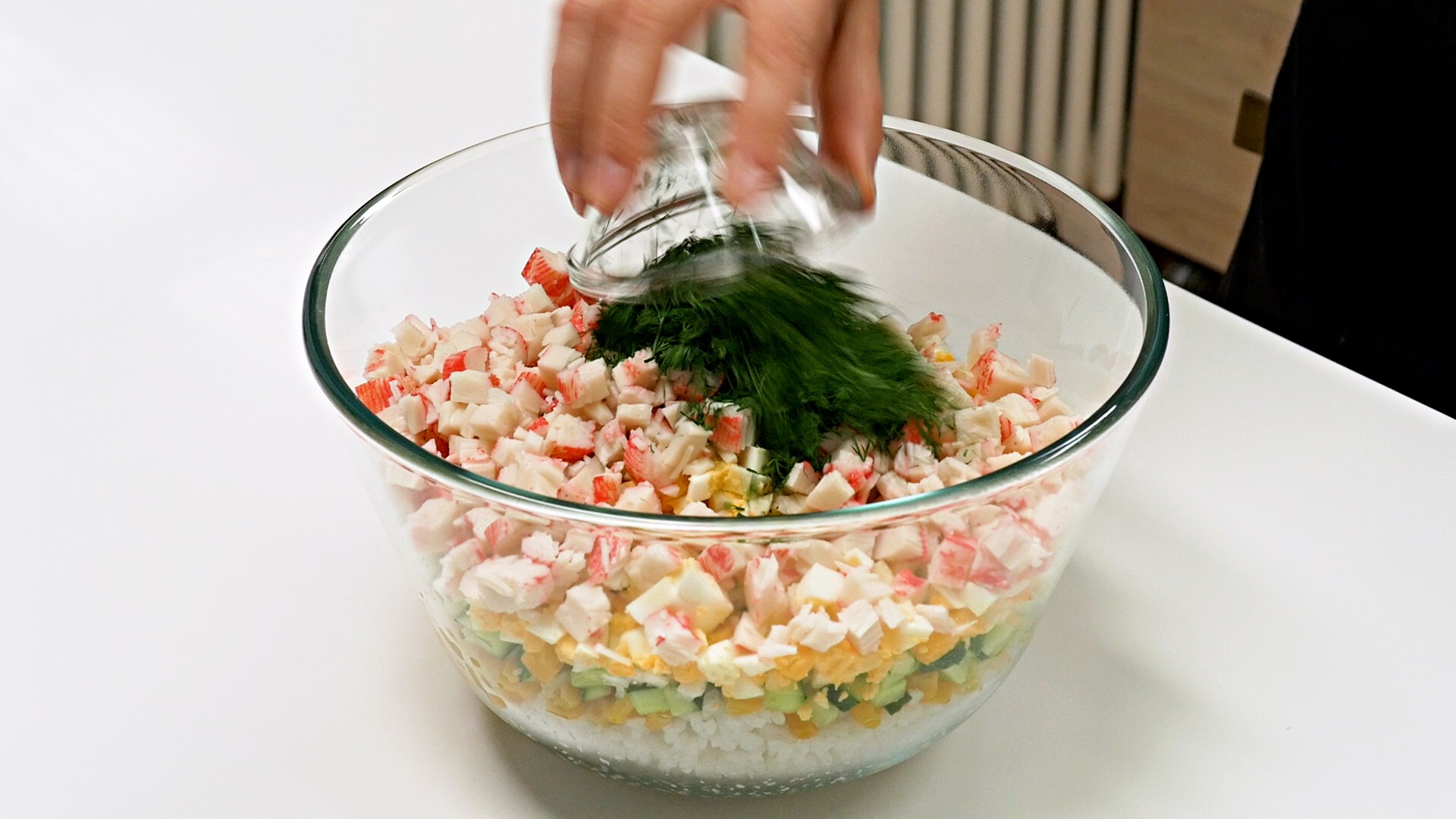 Салат с крабовыми палочками — 10 рецептов, которые украсят ваш праздничный стол