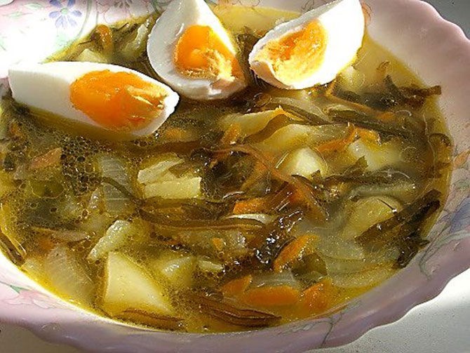 Щавелевый суп со свининой и яйцами
