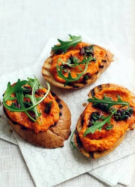 Брускетты с овощным пюре и рукколой