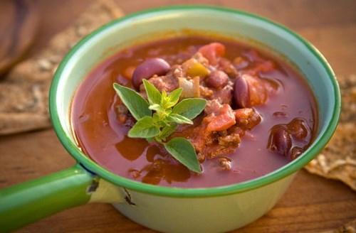 Быстрый суп из фасоли с помидорами и мясом