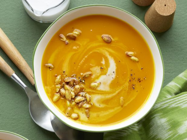 Cуп из мускатной тыквы и куркумы